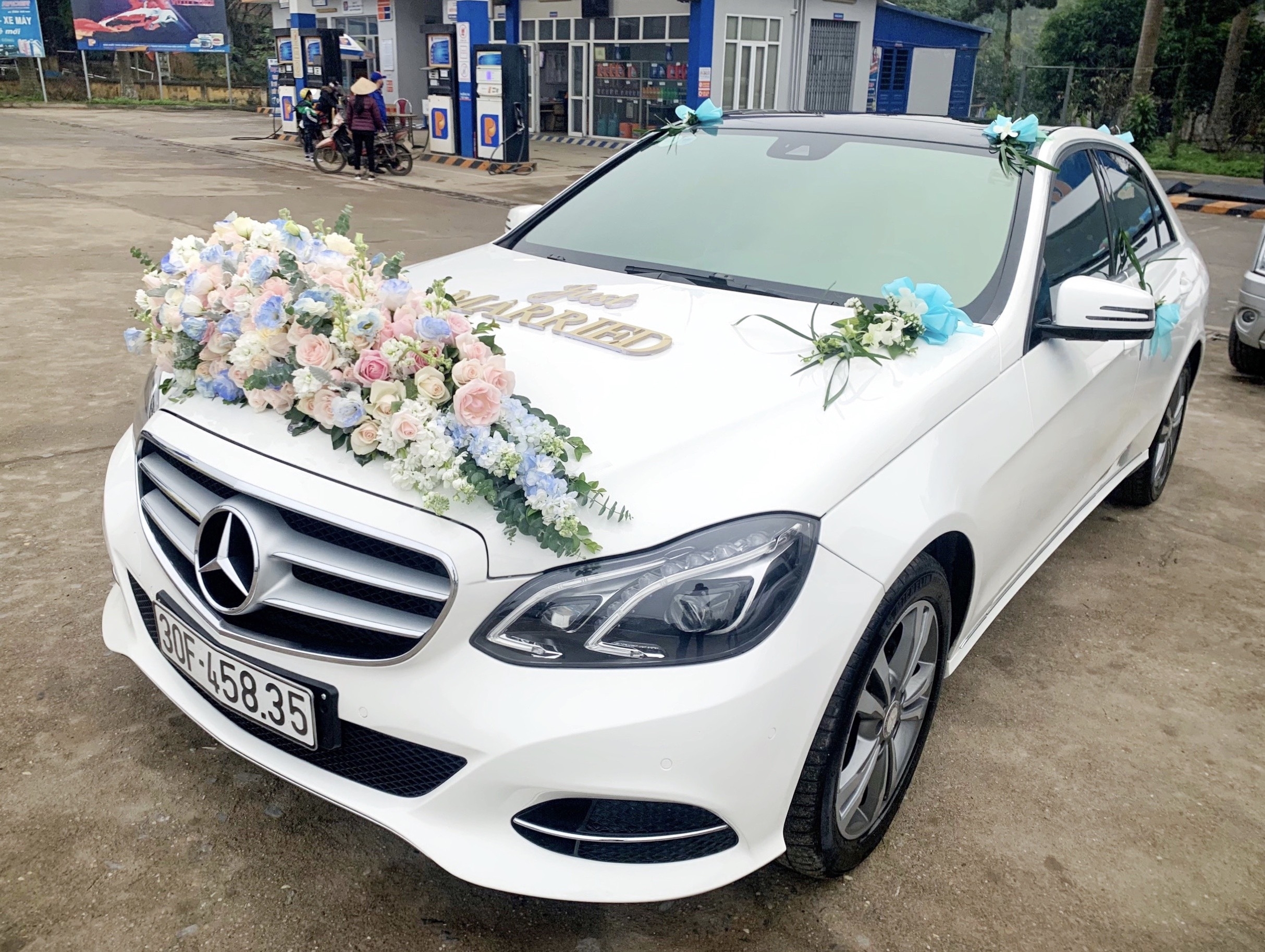 Lựa chọn xe cưới ấn tượng để đánh dấu bước khởi đầu hoàn hảo trong cuộc sống