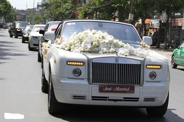 Trải nghiệm sang trọng với dịch vụ thuê xe Rolls-Royce đám cưới cao cấp