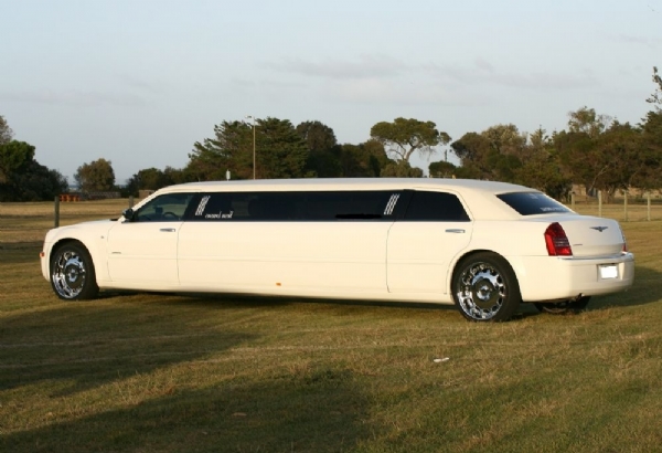 Lý do nên thuê xe cưới limousine cho đám cưới thêm phần lộng lẫy