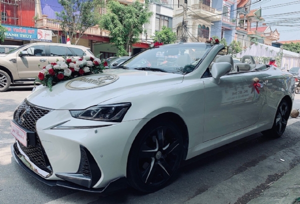 Trải nghiệm dịch vụ cho thuê xe cưới 4 chỗ Mercedes C250 đẳng cấp, lịch lãm