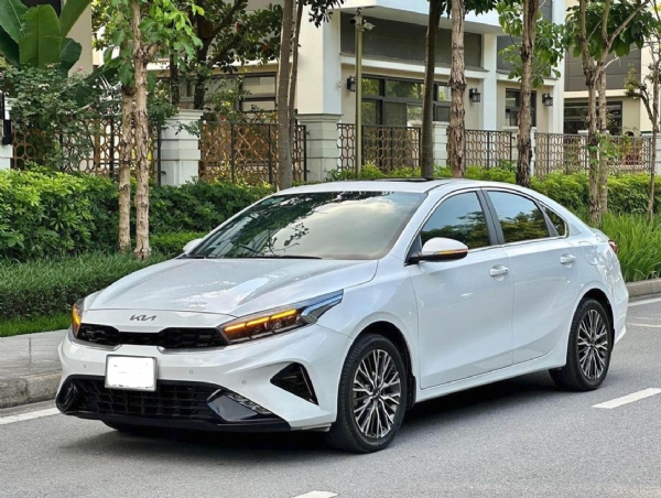 Cho thuê xe Kia K3 tự lái với nội thất tiện nghi, ngoại thất thể thao