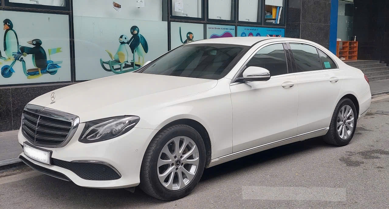 Chạm đến đỉnh cao của sự hoàn hảo với dịch vụ cho thuê xe cưới Mercedes E200