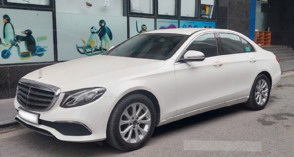 Chạm đến đỉnh cao của sự hoàn hảo với dịch vụ cho thuê xe cưới Mercedes E200