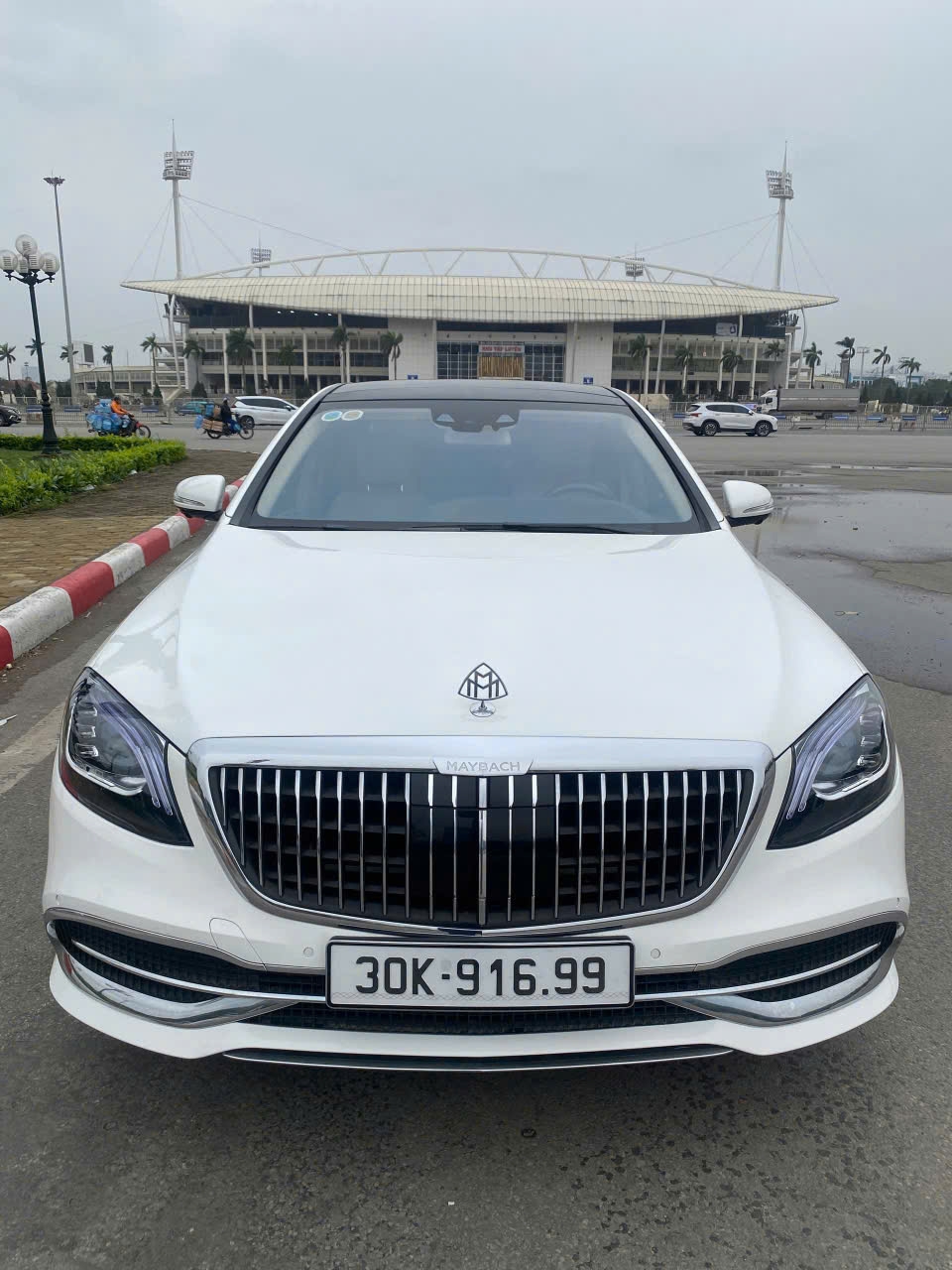 Cho thuê xe 4 chỗ Mercedes-Maybach S560 sang trọng và tiện nghi