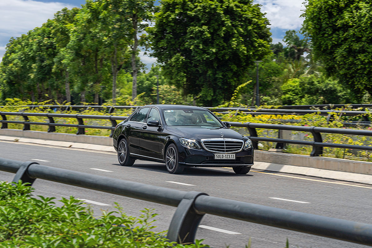 Kinh nghiệm khi thuê xe Mercedes C200 tự lái