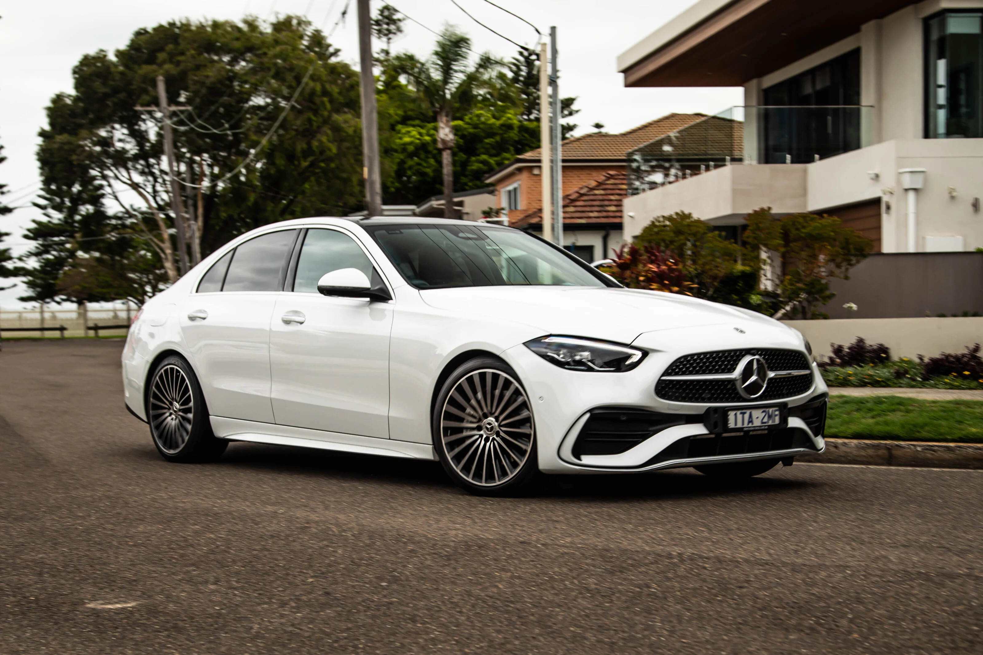 Lý do nên thuê xe tự lái Mercedes đời mới
