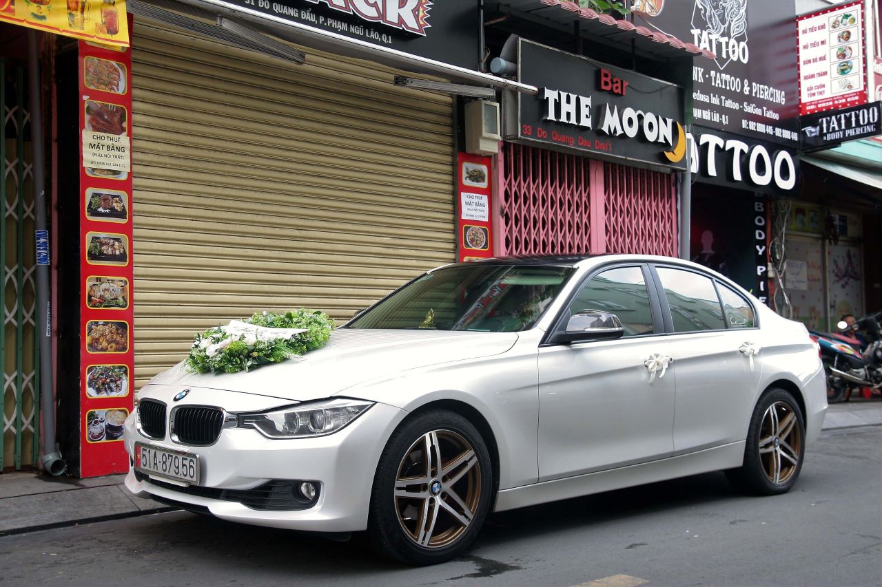 Trang trí xe hoa BMW tạo điểm nhấn cho ngày cưới