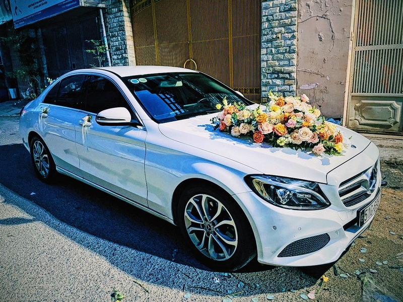 Vì sao Mercedes E300 4 chỗ là lựa chọn lý tưởng cho xe cưới ?