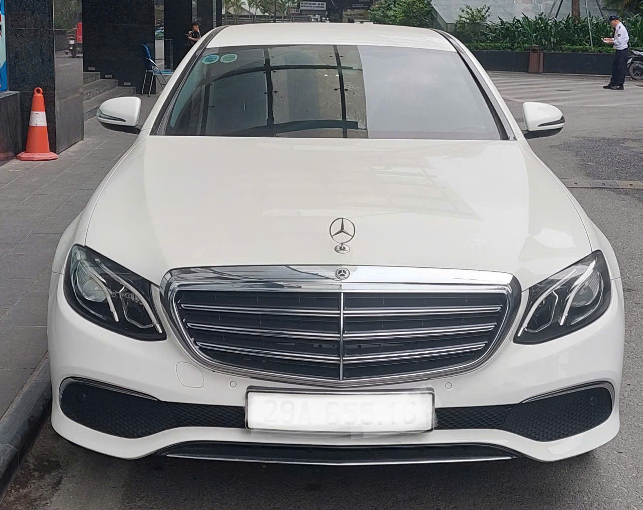 Cho thuê xe 4 chỗ Mercedes-Benz E 200 Exclusive hạng sang đẳng cấp