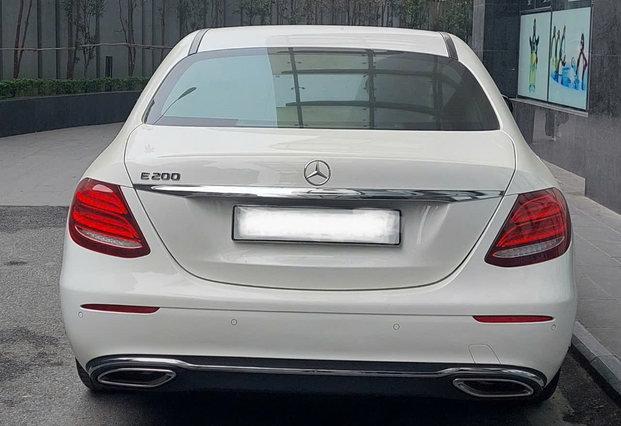 Cho thuê xe 4 chỗ Mercedes-Benz E 200 Exclusive hạng sang đẳng cấp