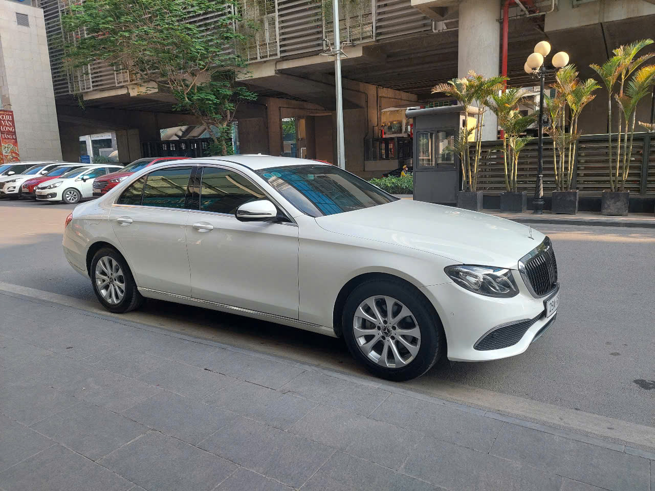 Cho thuê xe 4 chỗ Mercedes Benz E class E200 đẳng cấp và tiện nghi