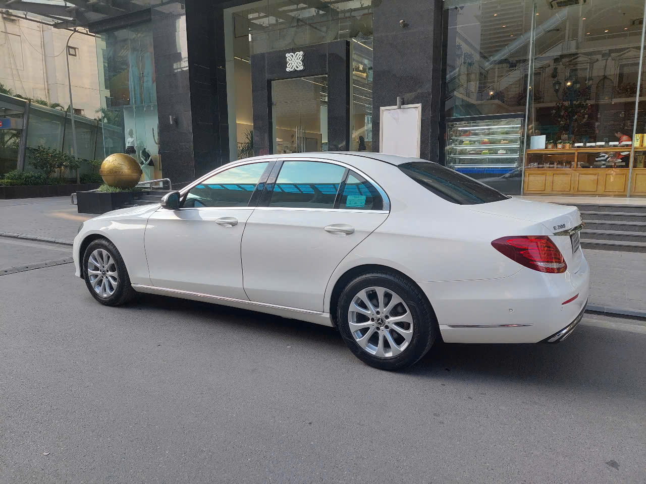 Cho thuê xe 4 chỗ Mercedes Benz E class E200 đẳng cấp và tiện nghi
